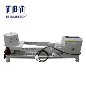 Người kiểm tra bánh xe tải