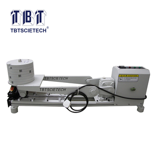 Người kiểm tra bánh xe tải