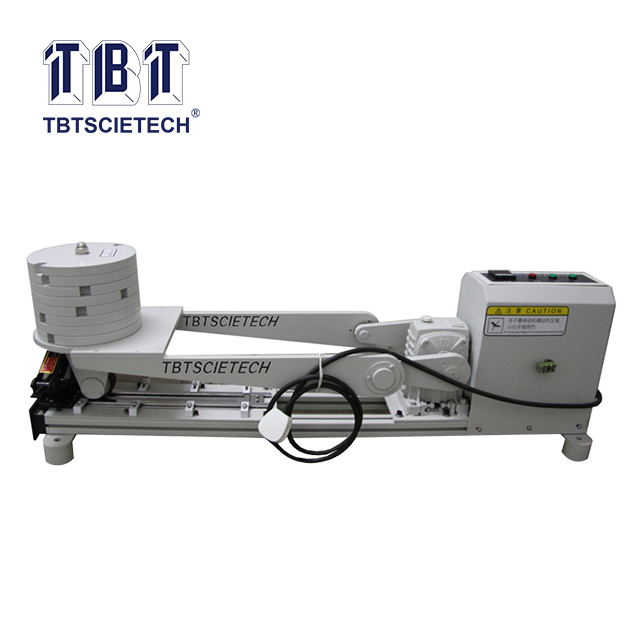 Người kiểm tra bánh xe tải